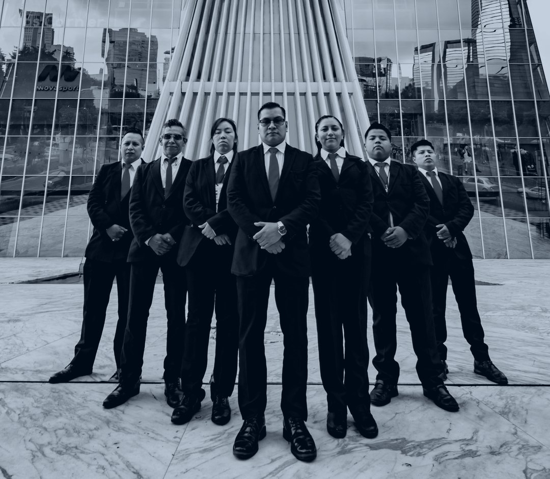 Formación de escoltas de Bronze Shield frente a una torre corporativa